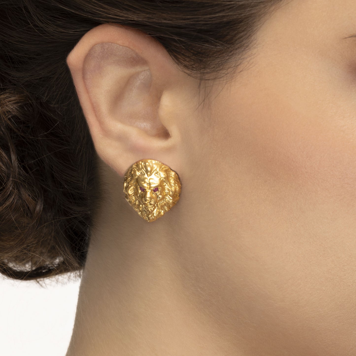 Earrings 925 silver lion head design gold colored with rubies